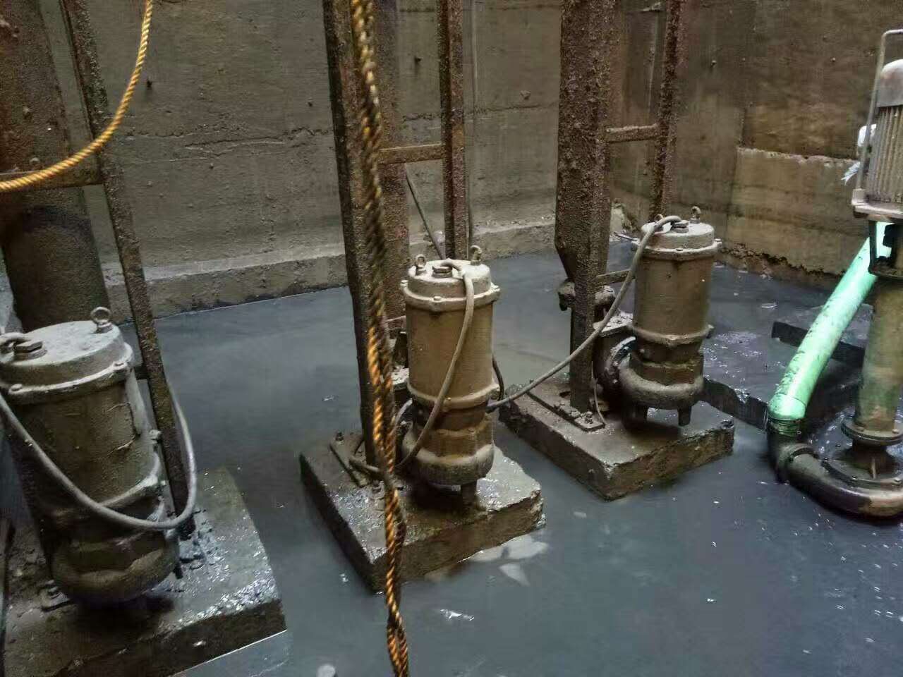 提蒙乡污水池清理